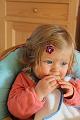 2013-12-14 Zelie mange du pain, les garcons decore le sapin 008